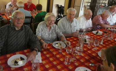 La fin d'un repas de camaraderie...